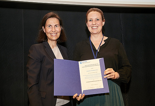 Charlotte Neumann (rechts) erhält Hygienepreis