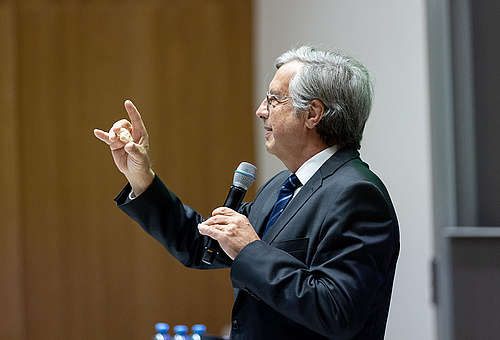 Rektor Hellmut Samonigg spricht bei der Veranstaltung. Credit: Monika Wittmann Photography