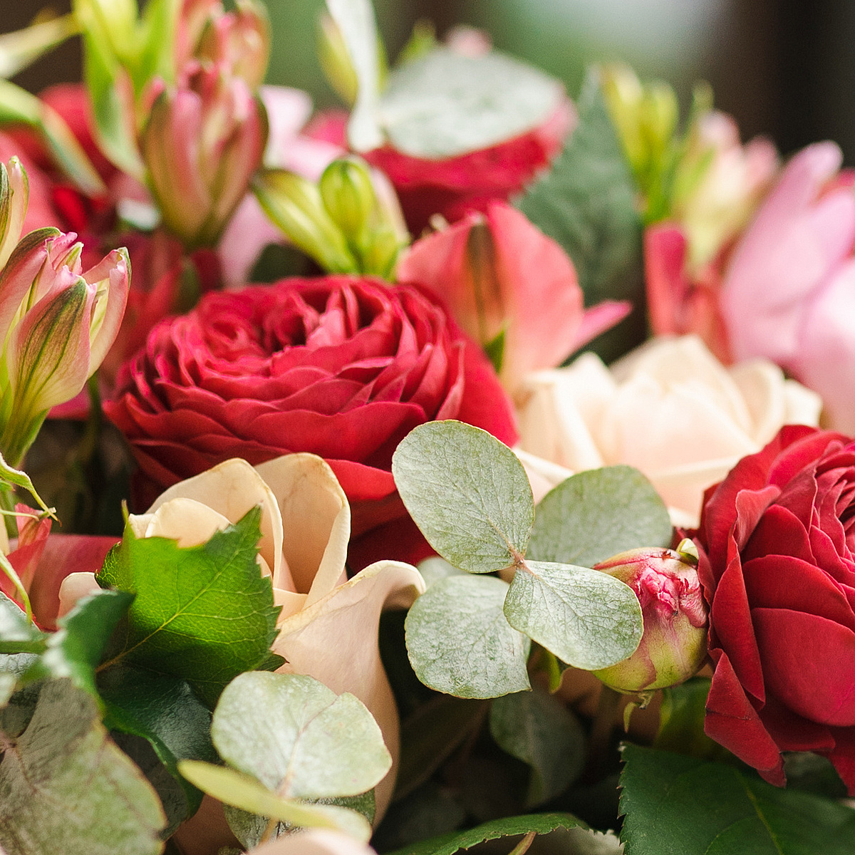 Frühlingsstrauß mit zarten rosa und weißen Blumen