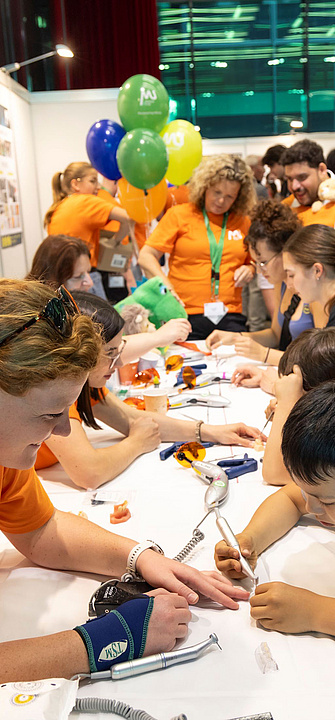 Mitarbeiter*innen sind bei der Langen Nacht der Forschung im Einsatz.