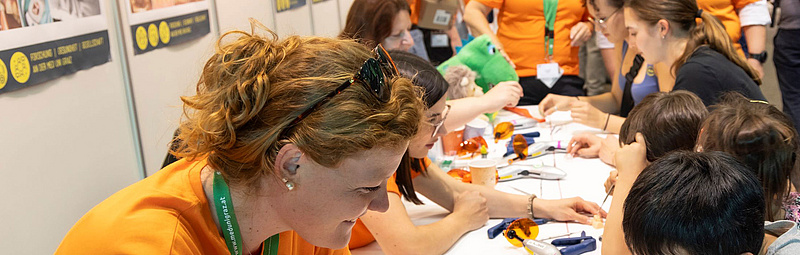 Mitarbeiter*innen sind bei der Langen Nacht der Forschung im Einsatz.
