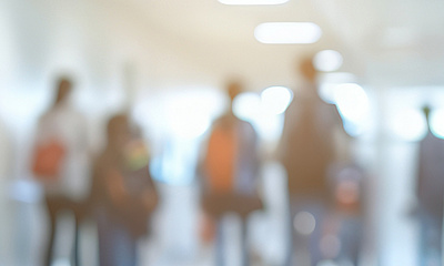 Gruppe von Studierenden im Flur