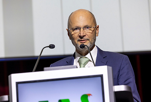 Vizerektor Akos Heinemann bei der Laudatio für Andrea Pribyl