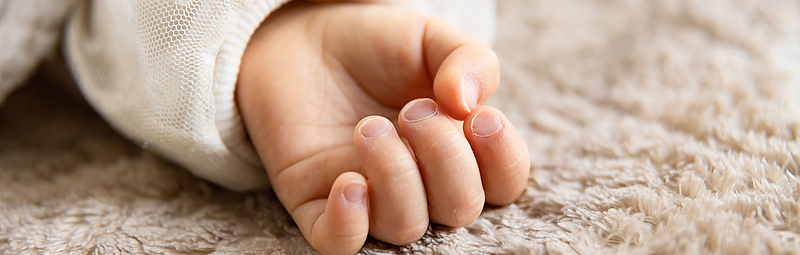 Hand eines Babys - tokyovisionaryroom/AdobeStock