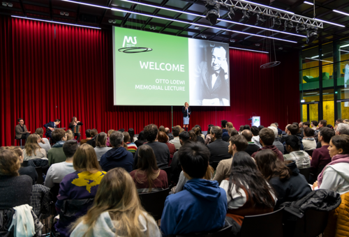 Caroline Schober konnte zahlreiche Gäste in der Aula begrüßen.