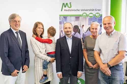 Rektor Hellmut Samonigg und Professor Jochen Geigl mit Familie Hutter.