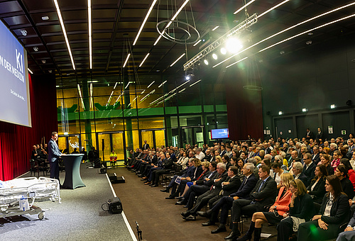 Gut besuchte Aula beim Abschied von Rektor Samonigg