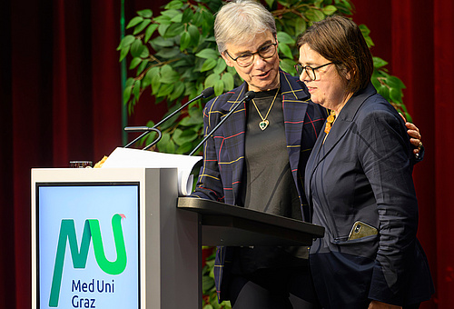Rektorin Kurz gratuliert Marianne Brodmann