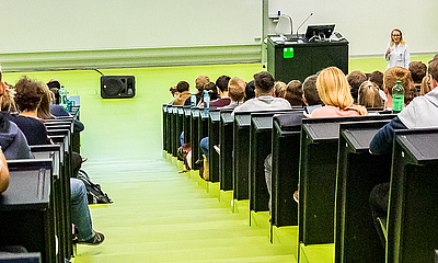 Hörsaal mit Studierenden