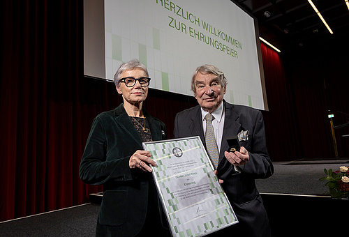 Rektorin Andrea Kurz gratuliert Günter Krejs