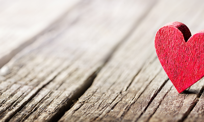 Zwei rote Holzherzen