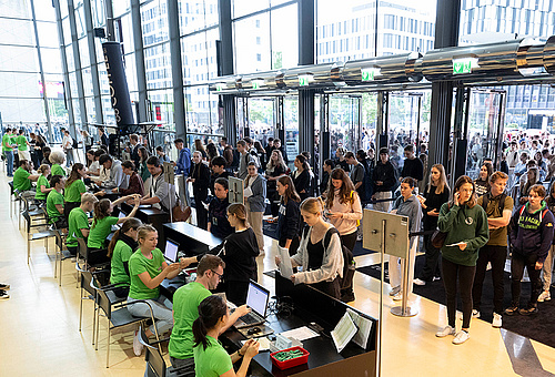 Studienwerber*innen bei der Registrierung