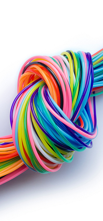 Knoten mit bunten Datenkabeln