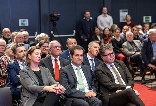 Landesrätin Barbara Eibinger-Miedl, Uniratsvorsitzender Michael Heinisch, Wissenschaftsminister Martin Polaschek