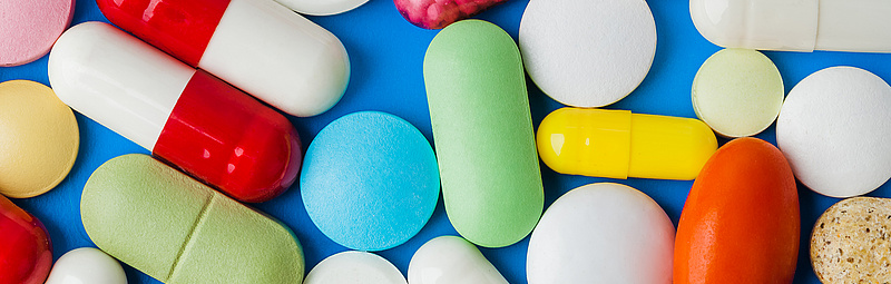 Verschiedene Tabletten in verschiedenen Farben