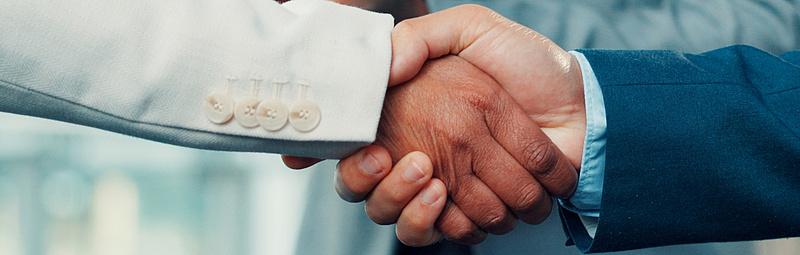 Geschäftsleute, Treffen und Team mit Handschlag