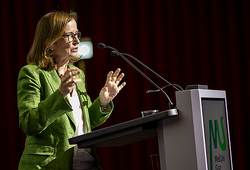 Barbara Obermayer-Pietsch bei der Laudatio für Günter Krejs