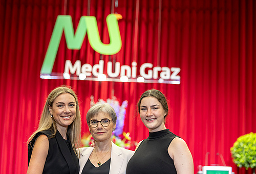Rektorin Andrea Kurz mit ihren beiden Töchtern