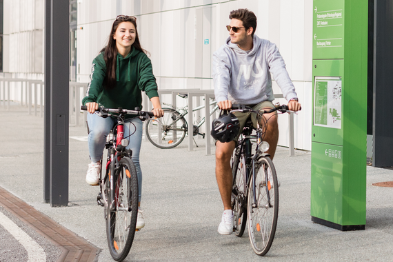 Studierende auf dem Fahrrad