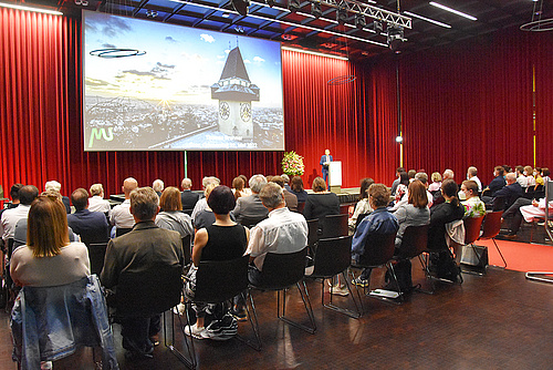 Zahlreiche Teilnehmer*innen in der Aula