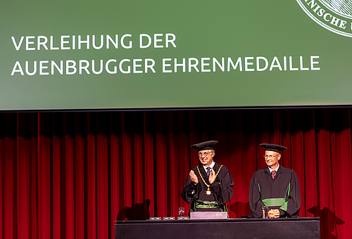 Rektor Hellmut Samonigg und Akos Heinemann