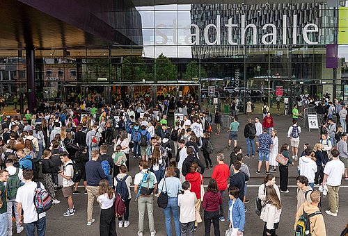 Studienwerber*innen vor der Stadthalle