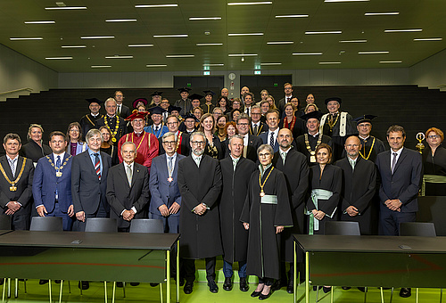 Gruppenbild der Wuerdentraeger*innen