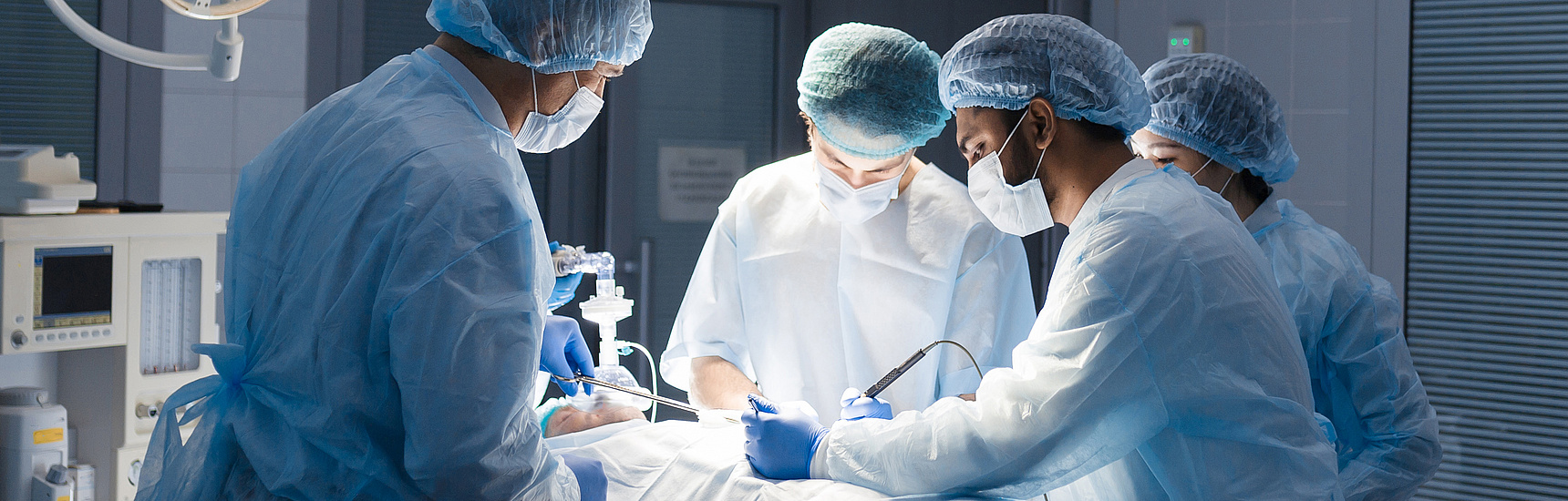 Chirurgenteam führt Herzoperation durch.