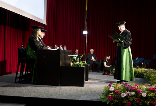 Der Promotor erneuert die Doktor*innen-Grade