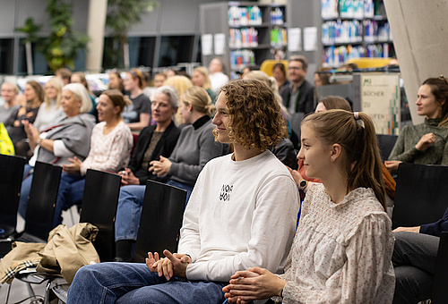 Viele Gäste kamen zur Lesung in die Bibliothek