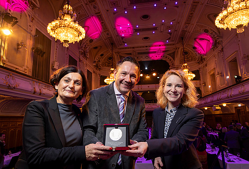 Nikola-Tesla-Medaillen-Preisträger Clemens Arth mit Wissenschaftsministerin Eva-Maria Holzleitner (rechts) und Andrea Höglinger, Vizerektorin für Forschung der TU Graz 