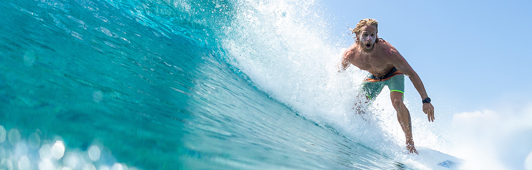 Ein Surfer im Meer