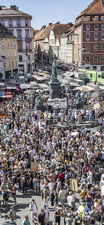 Eine Masse an Menschen versammelt sich um Budgetkürzungen an den Unis zu protestieren.