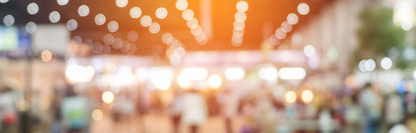 Verschwommenes Bild mit Personen bei Event - Foto: AdobeStock.com