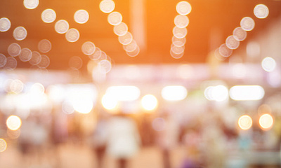 Verschwommenes Bild mit Personen bei Event - Foto: AdobeStock.com