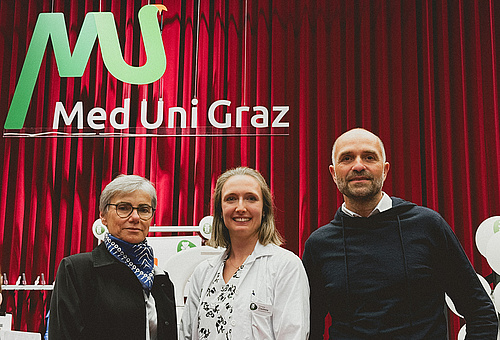 Rektorin Andrea Kurz, Vizerektor Erwin Petek und die Organisatorin des Teddybär-Krankenhauses Corinna Hofer