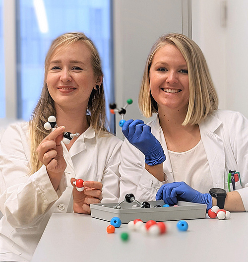 PhD-Studentin Verena Handl und Postdoc Linda Waldherr