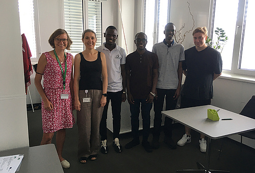 Makerere Studierende in Graz: Die ersten drei Incoming-Studierenden mit ihrem Studierenden-Mentor im International Office