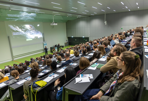 Das Publikum hört der Nobelpreisträgerin gespannt zu.