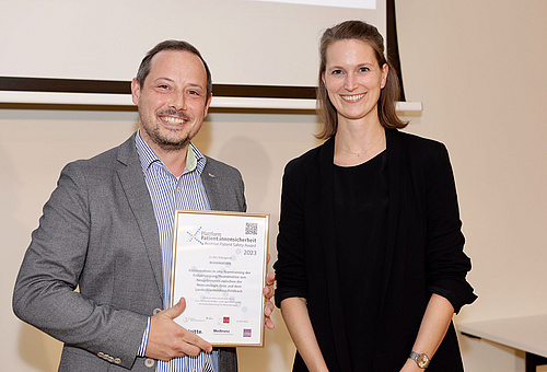 Preisträger Lukas Mileder und Anna Teufel von der Plattform Patient:innensicherheit
