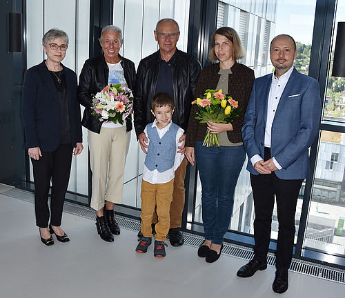 Familie Hutter mit Rektorin Andrea Kurz und Institutsleiter Jochen Geigl