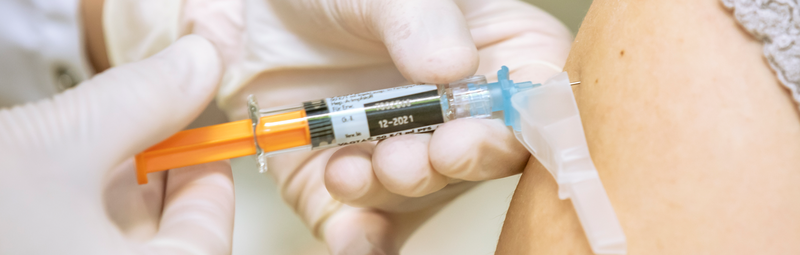 Eine Ärztin verabreicht eine Impfung - Credit: Med Uni Graz/Lunghammer