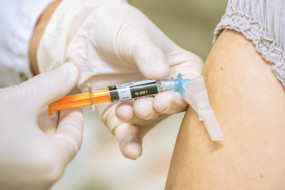 Eine Ärztin verabreicht eine Impfung