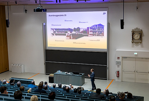 Lehrstuhlvorstand Niels Hammer spricht über das neue Gebäude. Credit: Monika Wittmann Photography