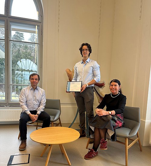 Stefan Rössler mit seinen Betruer*innen Niels Hammer und Veronica Antipova