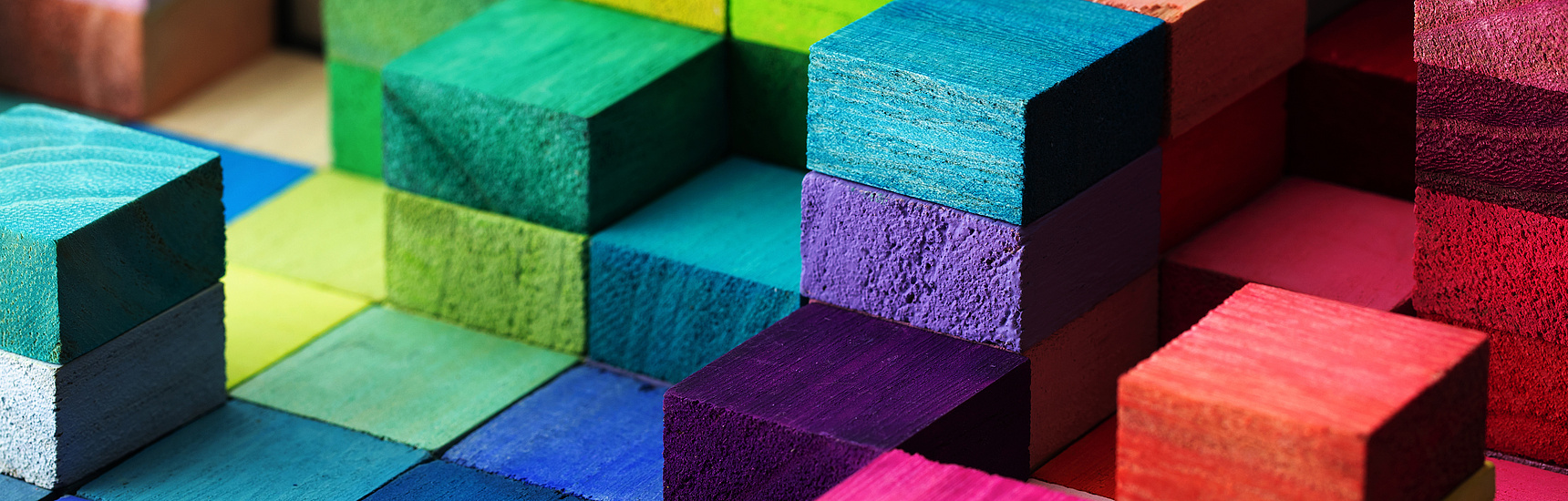 Gestapelte bunte Holzklötze