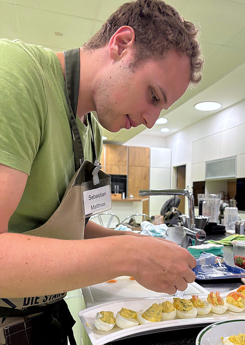 Studierende bereiten gesunde Gerichte zu