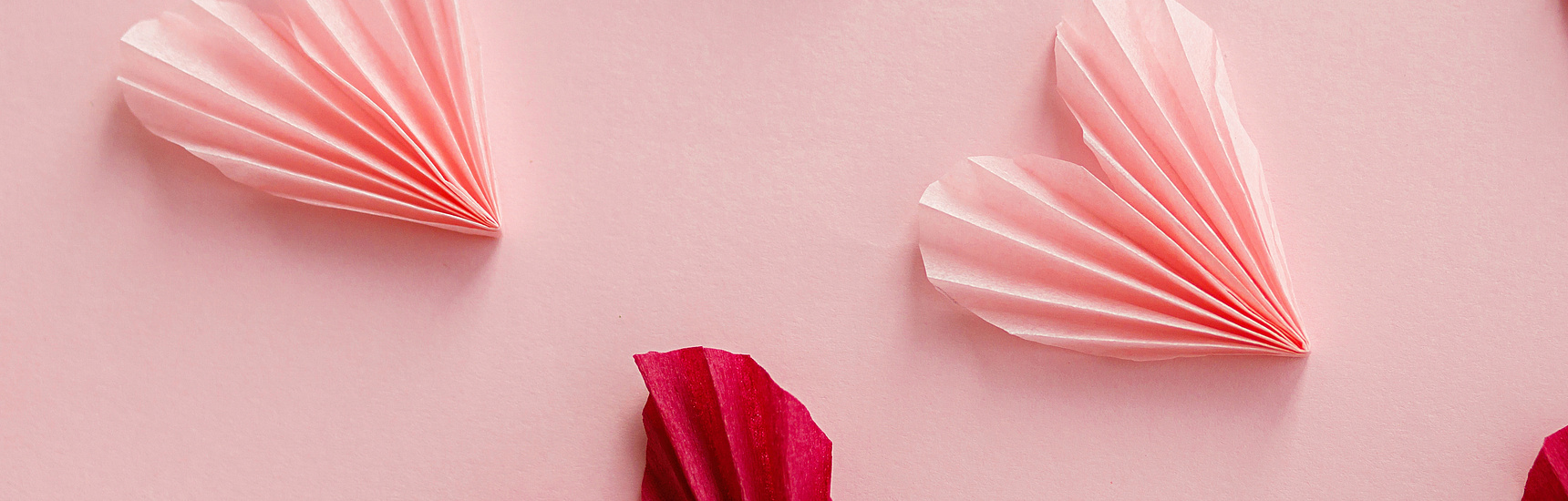 Komposition aus rosa und roten Herzen