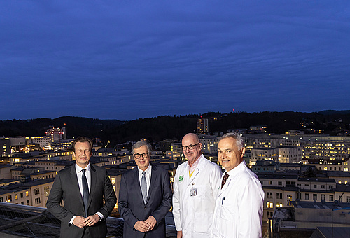 Landesrat Karlheinz Kornhäusl, Med Uni Rektor Hellmut Samonigg, Herzchirurg Günther Laufer und KAGes-Vorstandsvorsitzender Gerhard Stark – im Hintergrund die Med Uni Graz und das Uniklinikum Graz