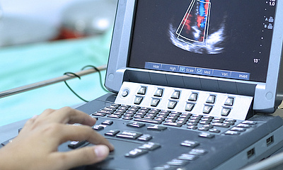 Person mit Ultraschallgerät